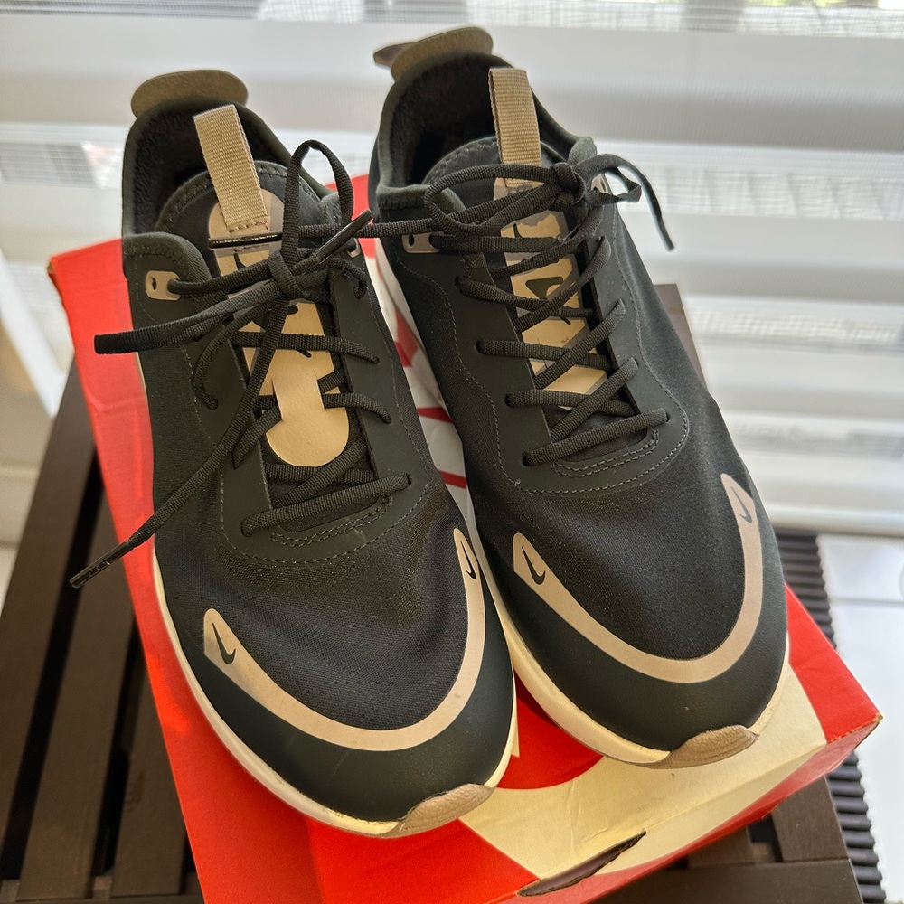 Women’s Nike Air Max Día Black/Taupe size 7